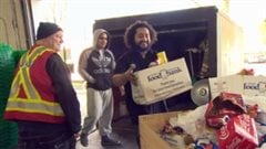 Des employés de la compagnie East Van Moving donnent bénévolement de leur temps. Ici, ils livrent 2 000 kg de nourriture à la Banque alimentaire du Grand Vancouver la veille de Noël. 