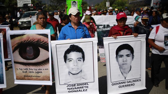 Des manifestants à Mexico et à Iguala réclament justice pour les 43 étudiants disparus.