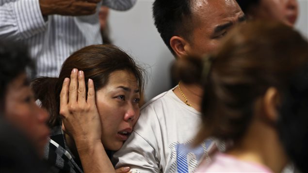 مشاعر القلق بادية على أوجه أقارب ركاب الرحلة رقم "QZ8501" وأصدقائهم في مطار جواندا الدولي في سورابايا أمس