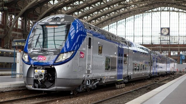 أحد القطارات التي تصنعها "بومباردييه" وهو من طراز "ريجيو 2 ان" (Regio 2N) تابع لـ"الشركة الوطنية للسكك الحديدية الفرنسية" (SNCF).