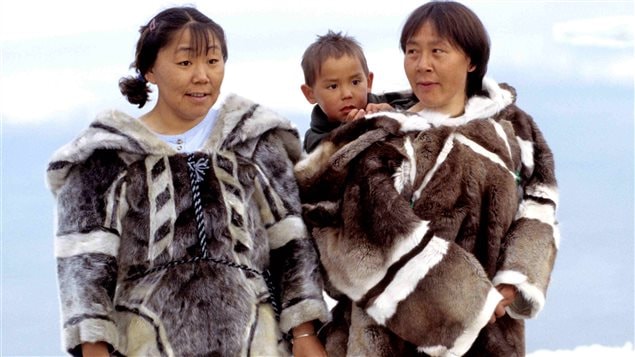 Les parkas inuit, témoins des traditions et du présent
