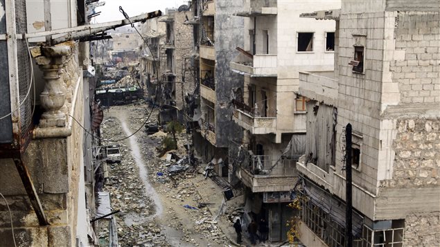 دمار في أحد شوارع حيّ كرم الجبل في حلب (صورة مأخوذة اليوم الاثنين 5 كانون الثاني / يناير 2015)