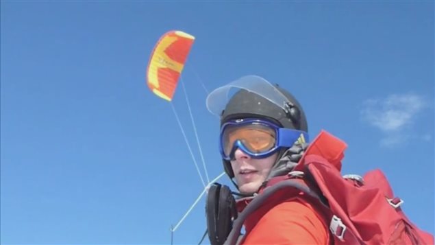 Frédéric Dion a mis 55 jours pour traverser seul l’Antarctique en skis, tiré par une voile.