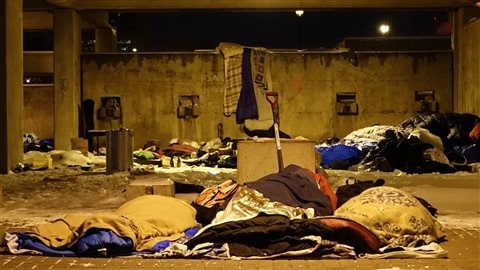Des sans-abri dorment à même le sol par une température de -25 °C, à Montréal. 