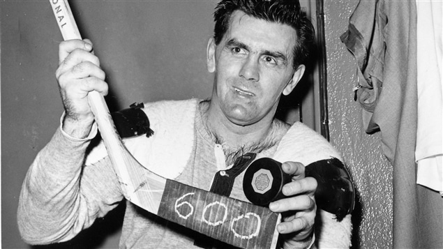 Maurice Richard montre la rondelle du 600e but de sa carrière dans la Ligue nationale, en comptant les séries. Maurice Richard montre la rondelle du 600e but de sa carrière dans la Ligue nationale, en comptant les séries.