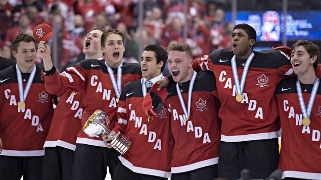 Des joueurs de l'équipe canadienne de hockey junior célèbrent la victoire.