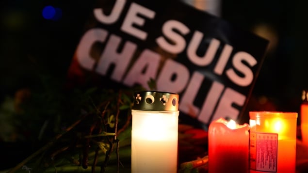 En varias ciudades del mundo se han alumbrado velas por el alma de los caricaturistas de Charlie Hebdo asesinados, esta mañana, en Francia.  