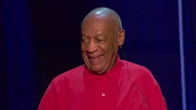 Bill Cosby hier soir au Canada. Un petit groupe de manifestants se sont rassemblés à l'extérieur du bâtiment ou le comédien américain et ont confronté des membres de l'auditoire. (Mark Blinch /Reuters)