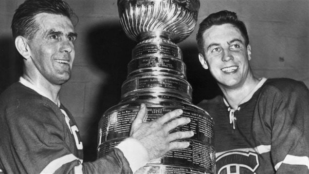 Maurice Rocket Richard (à gauche) et Jean Béliveau (à droite) posent avec la Coupe Stanley, après avoir battu les Bruins de Boston, le 20 avril 1958. Maurice Rocket Richard (à gauche) et Jean Béliveau (à droite) posent avec la Coupe Stanley, après avoir battu les Bruins de Boston, le 20 avril 1958.