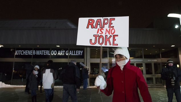 Une manifestante a dénoncé les supposés agissements de Bill Cosby, visé par des allégations d'agressions sexuelles.