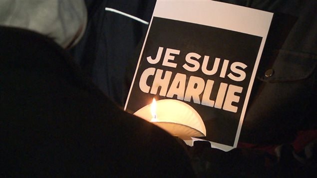 Jusqu'à Winnipeg, la solidarité envers les victimes de l'attentat survenu mercredi dans les locaux de Charlie Hebdo a fait son chemin. 