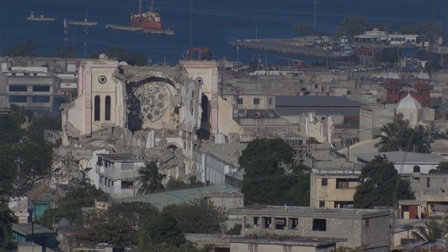 La cathédrale de Port-au-Prince, toujours en ruines, en janvier 2015. Le gouvernement haïtien a évalué que les dégâts occasionnés par le séisme représentaient 7,8 milliards de dollars américains, soit 121 % du produit intérieur brut (PIB) du pays en 2009.