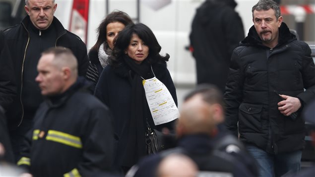 Jeannette Bougrab (au centre), tout près du siège de Charlie Hebdo mercredi dernier après l'attentat Jeannette Bougrab (au centre), tout près du siège de Charlie Hebdo mercredi dernier après l'attentat