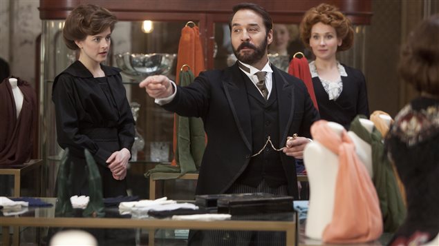 Jeremy Piven dans la série <i>Monsieur Selfridge</i> Jeremy Piven dans la série <i>Monsieur Selfridge</i>