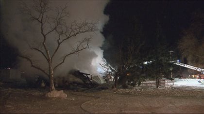 Un bâtiment de ferme ravagé par les flammes à Château-Richer - Radio-Canada