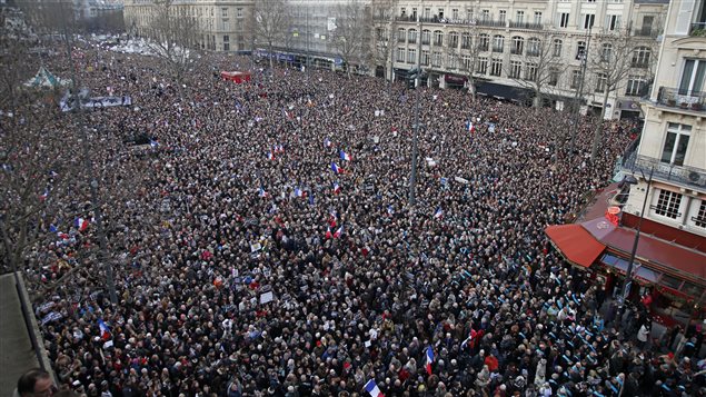 جانب من تظاهرات باريس أمس تحية لأرواح ضحايا هجمات الأسبوع الماضي ودفاعاً عن حرية الصحافة
