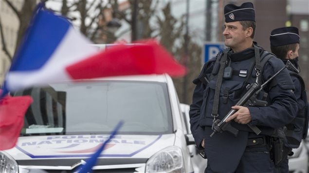 Policías franceses patrullan las calles de París.
