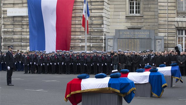 Les policiers de Paris se recueillent devant les cercueils des trois agents morts en service lors des attentats survenus la semaine dernière.