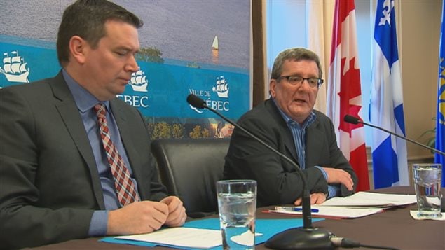 El ministro Christian Paradis (Izq.) y el alcalde Regis Labeaume durante la conferencia de prensa en Quebec. 