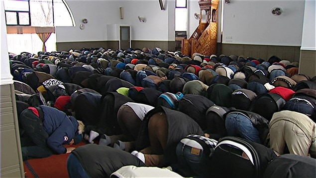 Des fidèles en train de prier à la mosquée d’Ottawa.