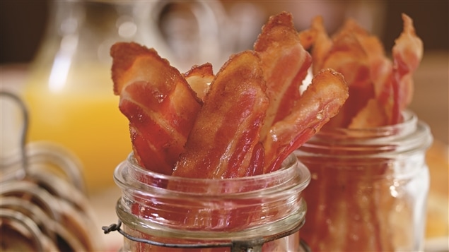 Ricardo - Œufs brouillés - Bacon glacé miel et ail - Émission du 15 janvier 2015