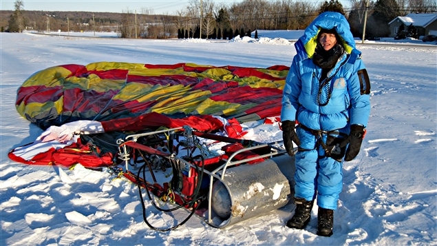 Sandra Rolfe d'Ottawa vient de fracasser le record mondial de la durée de vol, seule, en montgolfière, en restant 7 heures 24 minutes dans les airs. (13-01-15) Sandra Rolfe d'Ottawa vient de fracasser le record mondial de la durée de vol, seule, en montgolfière, en restant 7 heures 24 minutes dans les airs. (13-01-15)