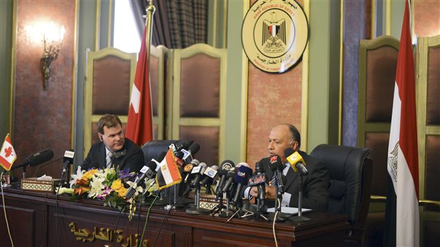 وزير الخارجية الكندي جون بيرد (إلى اليسار) ونظيره المصري سامح شكري في مؤتمر صحافي مشترك في القاهرة في 15 كانون الثاني (يناير) الفائت