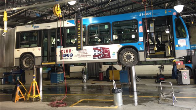 Un autobus de la STM en réparation. Un autobus de la STM en réparation.
