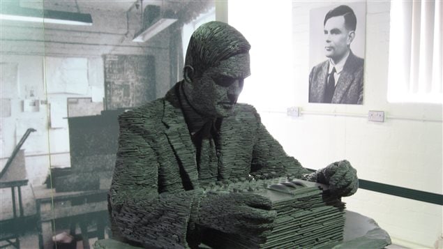 Escultura y foto de Alan Turing