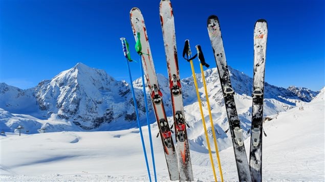 Des skis alpins plantés dans la neige. Avant d'être un sport, le ski extrême était un moyen de transport en Suède, en Norvège et plus tard au Canada.