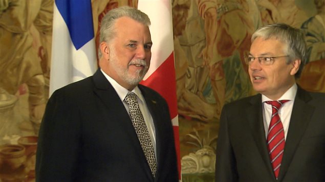 Philippe Couillard, primer ministro de Quebec (Izq.) y Didier Reyners, ministro de Relaciones Exteriores de Bélgica.  