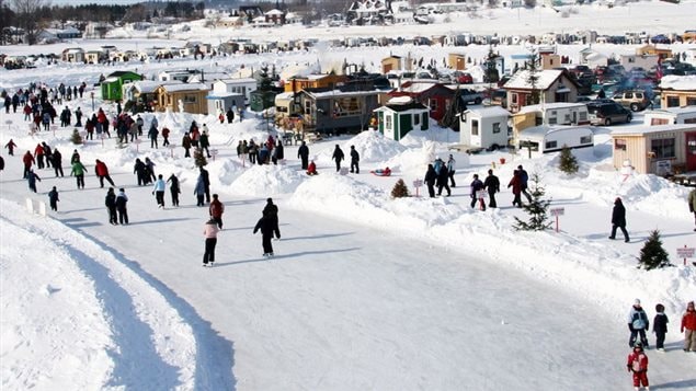 Village sur glace de Roberval au Québec dans la région du Lac Saint-Jean.