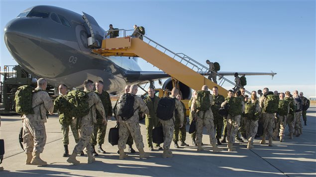 Des soldats canadiens, lors de leur départ pour l’Irak, depuis la base de Cold Lake, en Alberta, le 22 octobre 2014.
