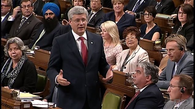 El primer ministro Stephen Harper cuestionado por la oposición en el Parlamento.