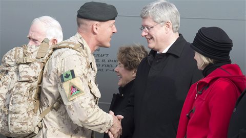 Le premier ministre Stephen Harper accueille des soldats canadiens qui reviennent d’Afghanistan le 18 mars 2014.