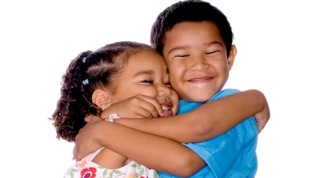 Deux enfants échangent un câlin. Deux enfants échangent un câlin.