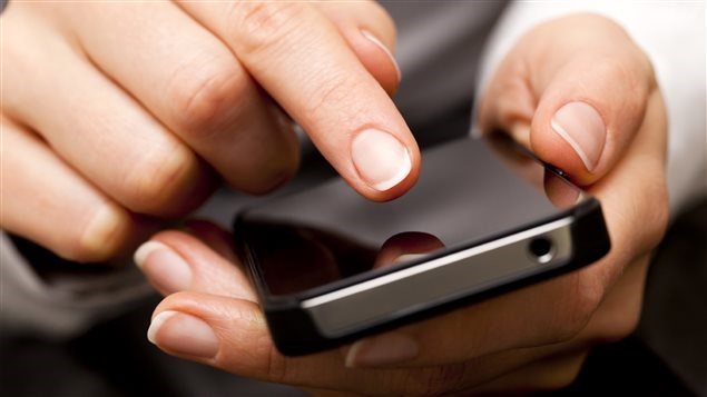 كنديان من أصل ثلاثة يملكان هاتفاً ذكياً