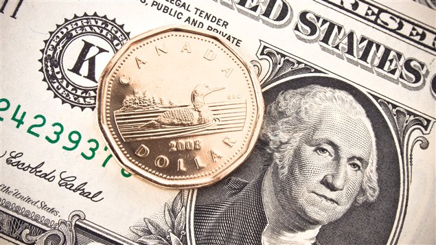 Le dollar canadien sous les 85 cents US et le baril de pétrole frôle les 50 dollars