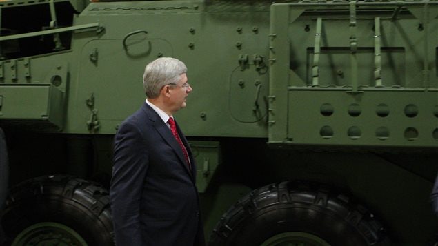 رئيس الحكومة الكندية ستيفن هاربر متفقداً عربة مخصصة للجيش الكندي في مصنع "جنرال ديناميكس" في لندن في أونتاريو في أيار (مايو) 2014 بعد التوصل إلى صفقة الأسلحة مع السعودية