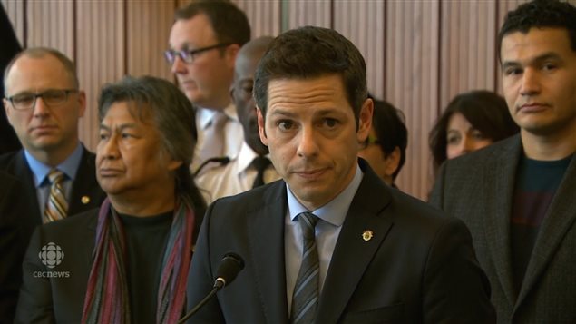 Brian Bowman, alcalde de la ciudad de Winnipeg, en rueda de prensa para comentar el artículo de la revista Maclean sobre su ciudad. 