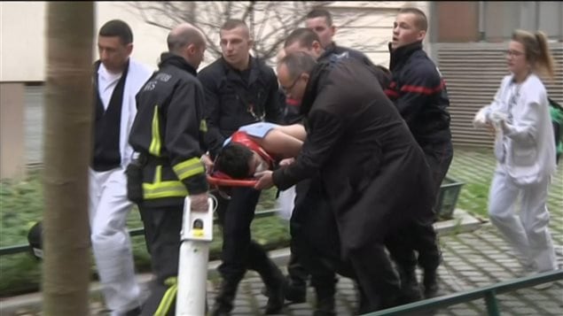 Un blessé évacué du siège de Charlie Hebdo.