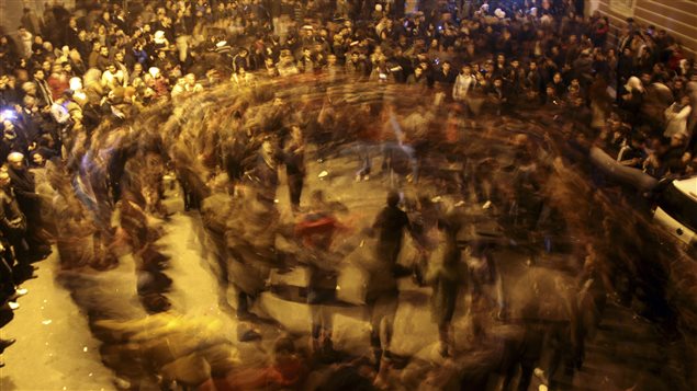 حشود ورقص اليوم في ديار بكر ذات الغالبية الكردية في جنوب شرق تركيا احتفالاً باستعادة القوات الكردية السيطرة الكاملة على مدينة عين العرب (كوباني) ذات الغالبية الكردية في شمال سوريا بعد طرد قوات تنظيم "الدولة الإسلامية" منها