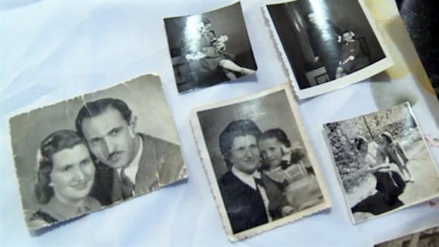 Les photos de famille d'Angela Orosz comprennent une image de sa mère et de son père (extrême gauche).