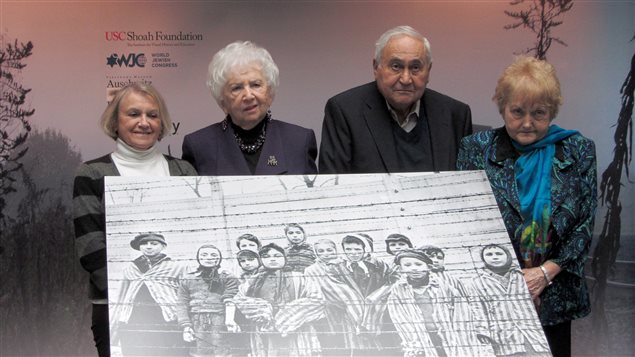70年后，米里亚姆.齐格勒（左二）与当年的照片合影。