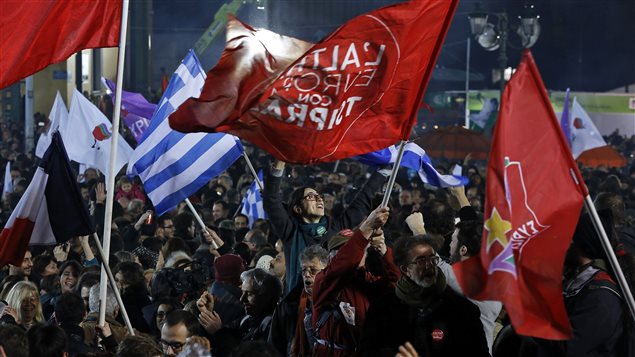 من مشاهد الاحتفالات في اليونان أواخر الشهر الفائت بفوز حزب 