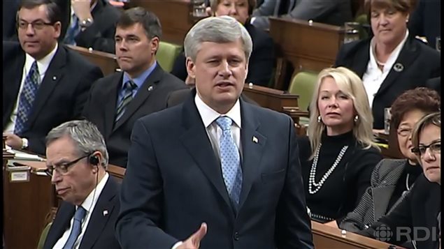 El primer ministro Stephen Harper respondiendo a las preguntas de la oposición sobre la misión canadiense en Iraq.