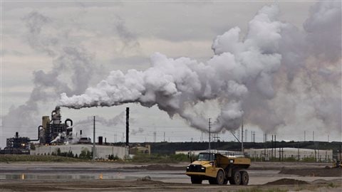 Le site du projet d'exploitation des sables bitumineux Syncrude au début juin 2014. Le baril de pétrole se vendait alors environ 103 $ US.
