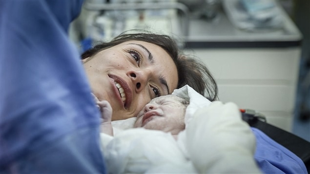 Une femme regarde son bébé quelques instants après l’accouchement.