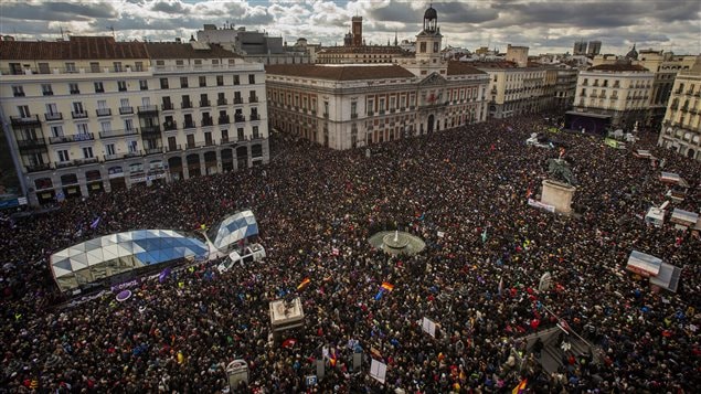 Des dizaines de milliers d'Espagnols se sont rassemblés au coeur de Madrid pour manifester leur soutien au parti d'extrême gauche Podemos.