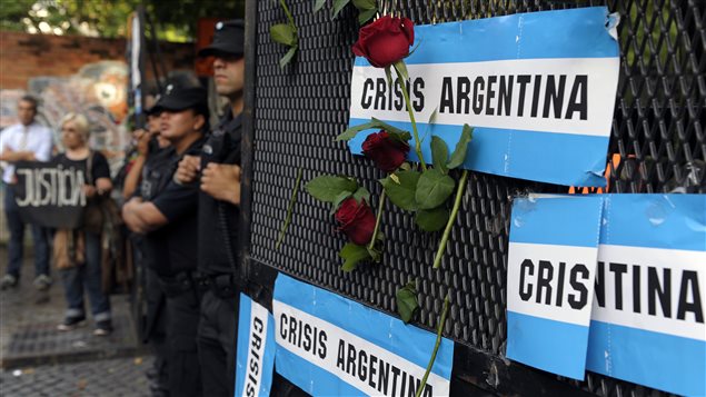 Le 28 janvier dernier à Buenos Aires en Argentine, plusieurs personnes ont manifesté à proximité du lieu où les proches du procureur argentin Alberto Nisman étaient réunis pour veiller le défunt.